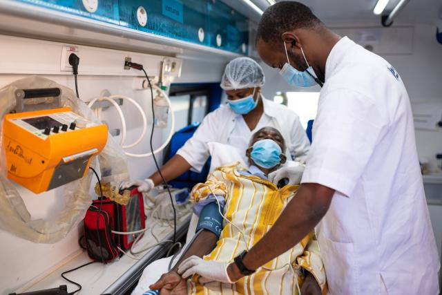 Médecin prodiguant des soins à un patient dans une ambulance de l'antenne Nord du SAMU, à Saint Louis, Sénégal