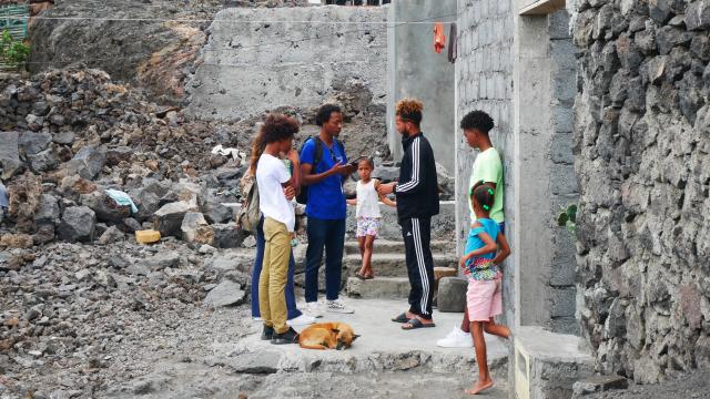 Personne qui réalise une enquête au Cabo Verde