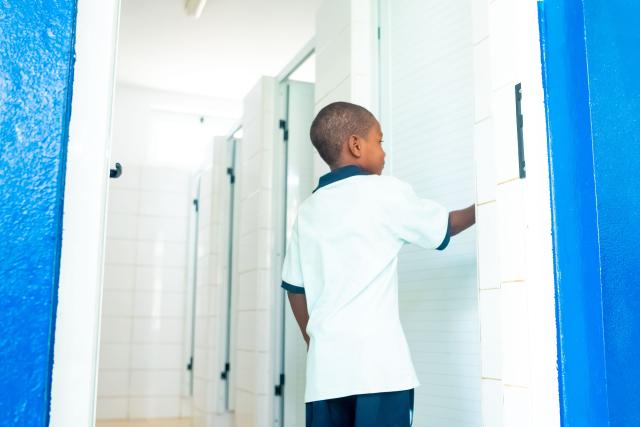 Enfant entrant dans les WC