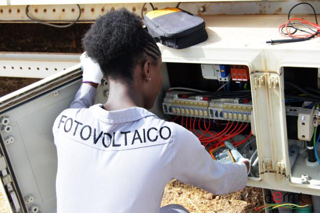 Femme en formation professionnelle dans le photovoltaïque au Cabo Verde