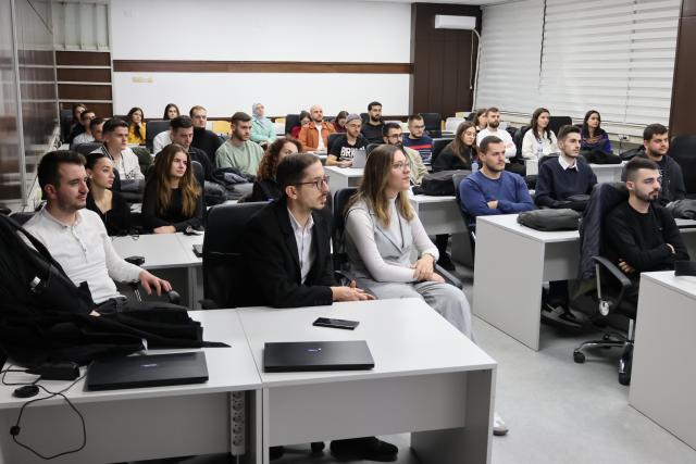 Groupe d'hommes et de femmes assis dans une salle