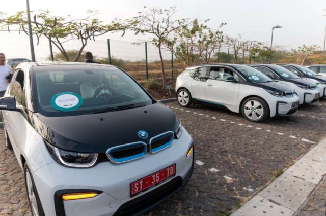 Alignement de petites voitures électriques
