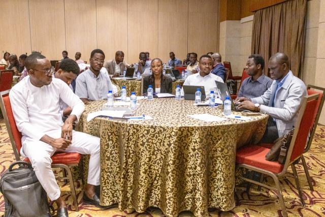 Groupe attablé à une table lors d'un workshop