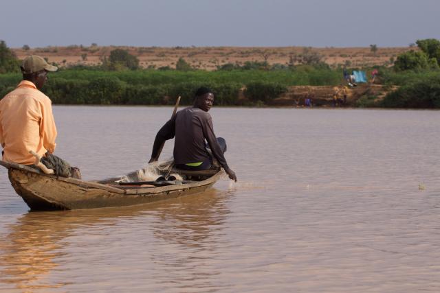 Deux pêcheurs sur une barque au Niger