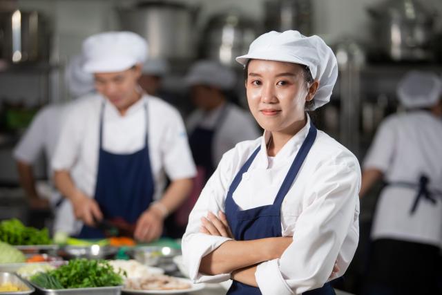 Femme laotienne travaillant dans la restauration