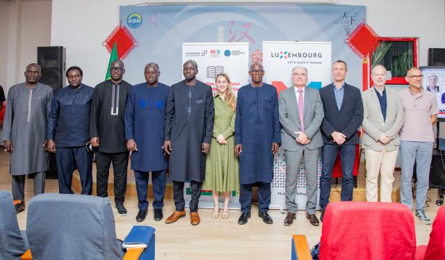 Photo des officiels à la cérémonie de lancement 