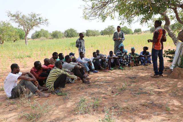 Groupe d'hommes assis par terre