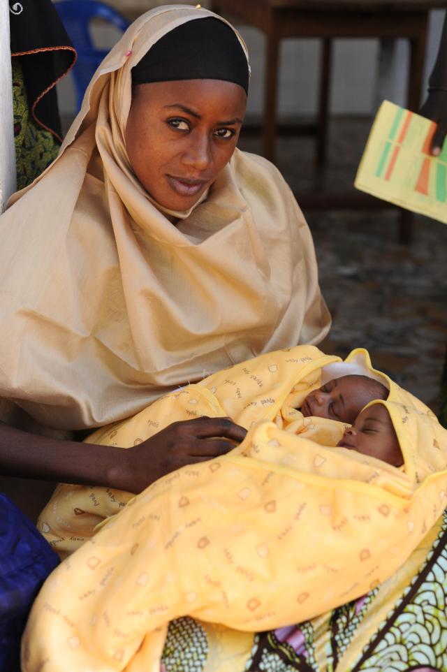 Femme et ses deux enfants au Sénégal