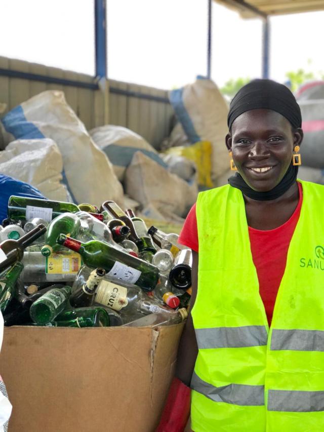 Femme devant des déchets plastiques au Mali