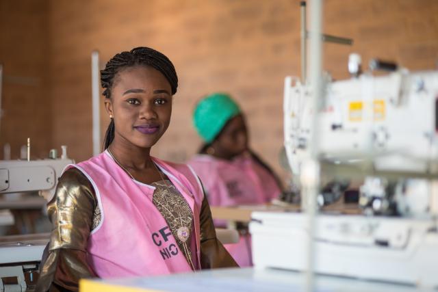 Jeune apprenante au centre de formation professionnelle de Nioro au Sénégal