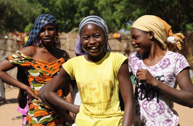 Jeunes filles souriantes au Sénégal