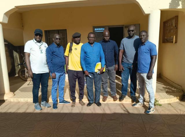 Photo de famille au siège du PAREM à Yanfolila