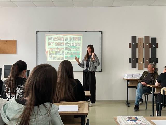 A guest lecturer explaining sketching to high school students as part of GRAN Fest