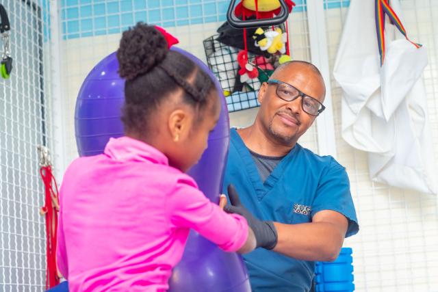 Fillette et médecin en pédiatrie au Cabo Verde