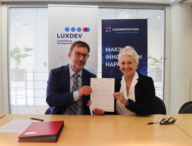 Manuel TONNAR, directeur général de LuxDev et Sasha BAILLIE, CEO de Luxinnovation, présentent la lettre d’entente sur la consolidation de la collaboration entre les deux entités