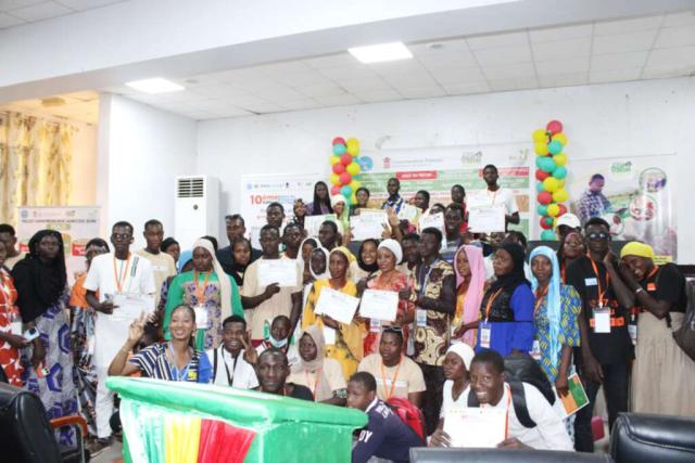 Jeunes participants au salon