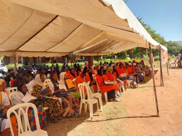 Jeunes apprenants du CFPM assis sous un tente