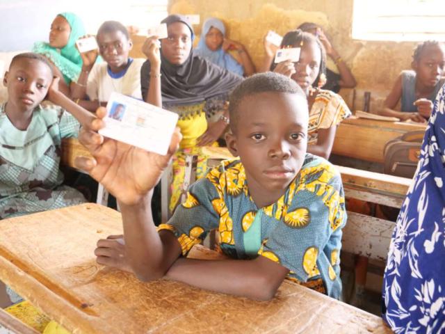 Élèves présentant leur cartes d'identité scolaires