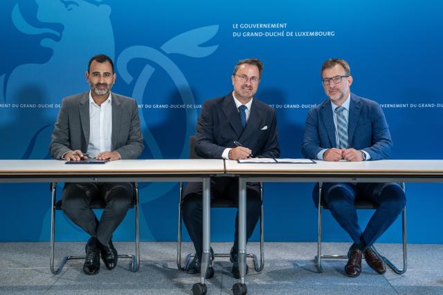 The Deputy Prime Minister, Minister for Cooperation and Humanitarian Affairs, Xavier BETTEL, the Chairman of the Board of Directors of LuxDev, Nima AHMADZADEH, and the Director General of LuxDev, Manuel TONNAR, have signed a new agreement between the State of the Grand Duchy of Luxembourg and LuxDev