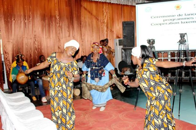 Trois femmes africaines en train de danser