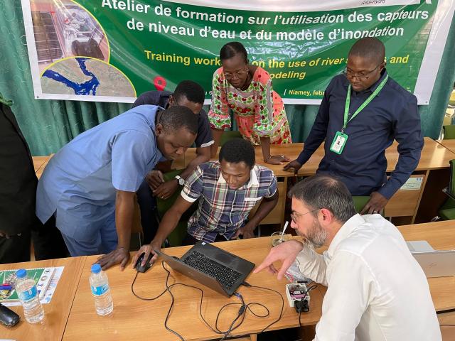 Groupe de personnes consultant un ordinateur portable