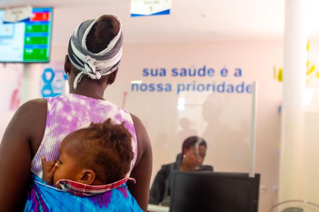 Femme et son enfant à l'hôpital au Cabo Verde