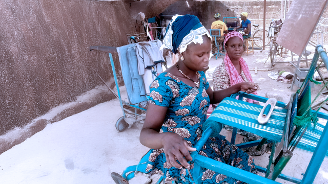 Femmes qui tissent