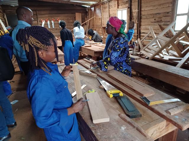 Femmes apprenant un métier au Congo