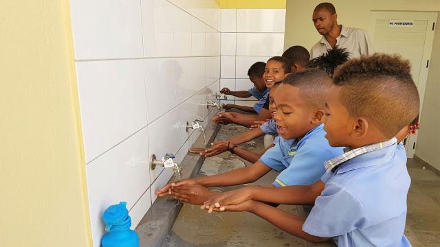 Enfants se lavant les mains au Cabo Verde