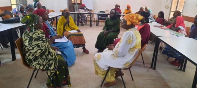 Six femmes sont assises en cercle afin de faire des jeux de rôle et des mises en situation