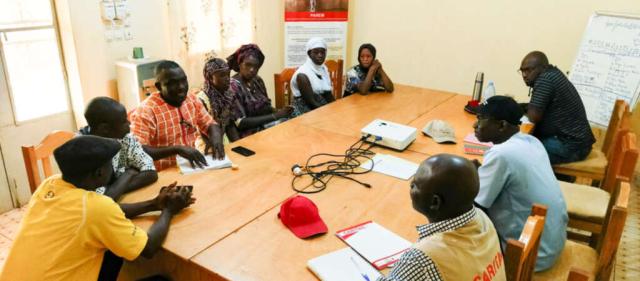 Jeunes entrepreneurs agricoles de Yanfolila assis autour d'une table
