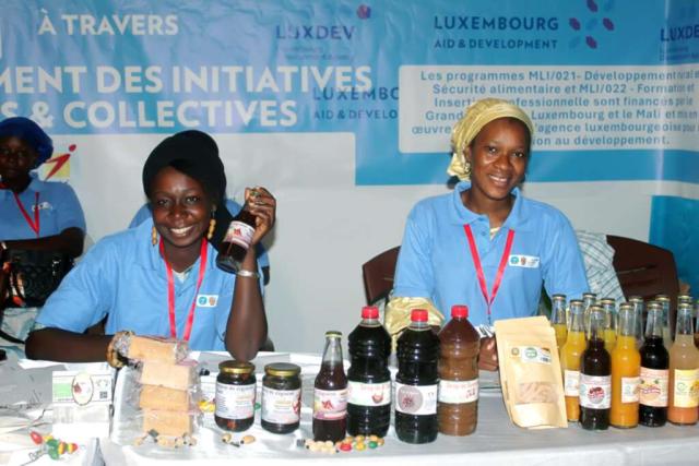 Deux jeunes femmes tenant un stand de produits locaux à la foire
