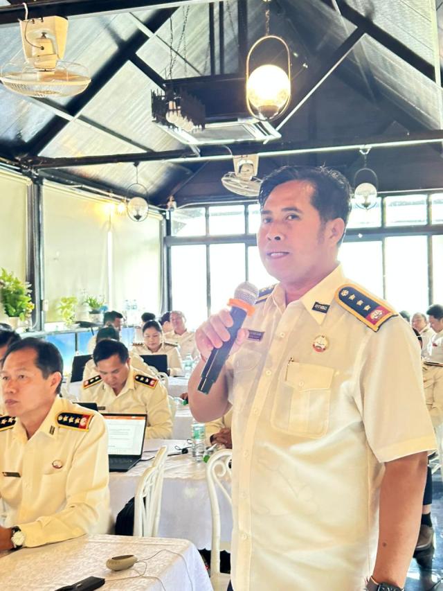 Participent give comment in the meeting room