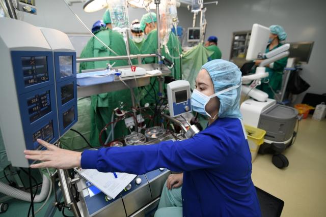 Médecin en cardiologie devant un ordinateur