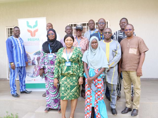 Groupe d'hommes et de femmes se tenant debout