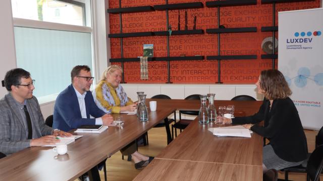 Membres de LuxDev et d'Expertise France attablés dans une salle de rénion