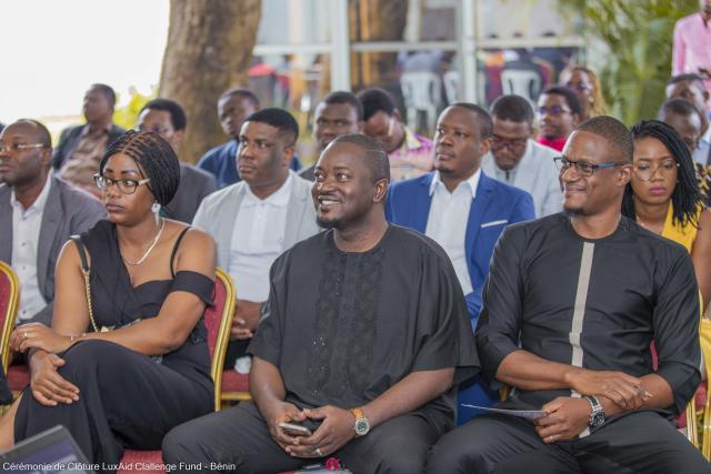 personnes assises dans l'audience d'un événement, souriant