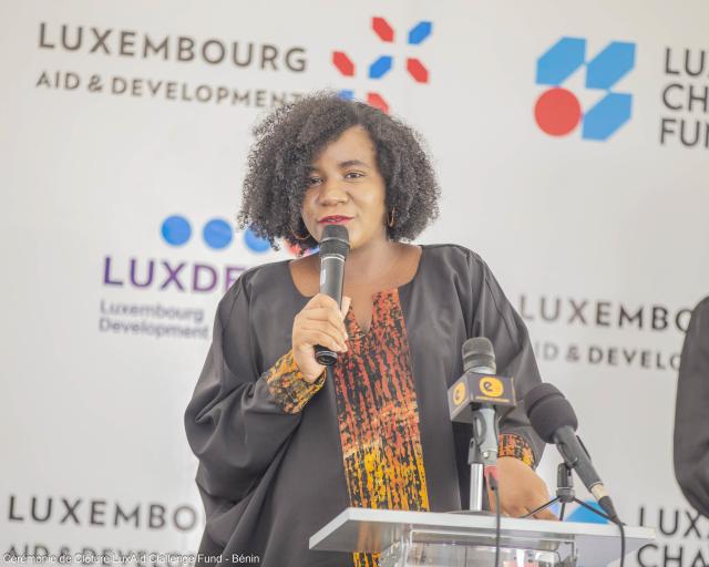 Femme en train de parler devant une audience