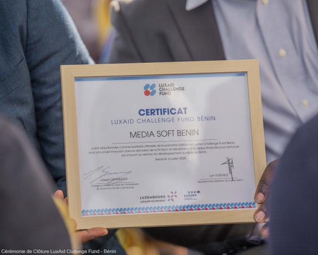 Certificat tenu par un homme